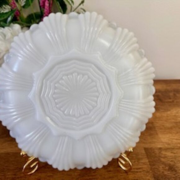 Vintage‎ Milk Glass Deviled Egg Tray with Gold Trim Scalloped Edge Serving Plate - Picture 7 of 7